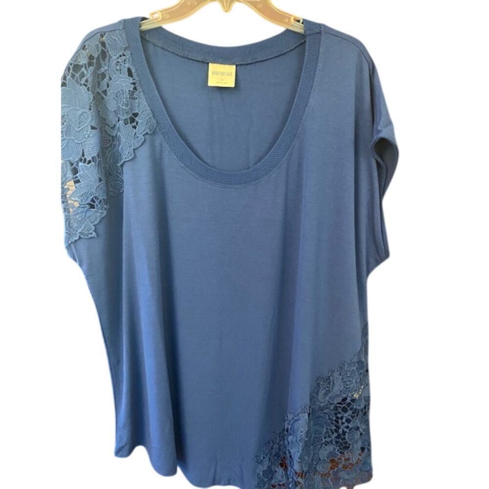 Bedford Fair Women's Navy Top size 2X Cap Sleeve lace accents scoop neck